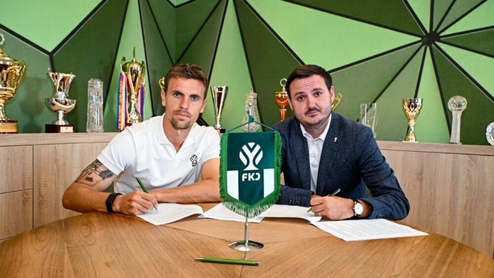 Antonín Růsek při podpisu smlouvy s generálním ředitelem klubu Tomášem Mejzrem, foto: www.fkjablonec.cz